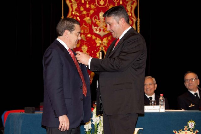 El Arsenal Militar de Cartagena, recibió el Gallo de Oro 2010 de la Hermandad de San Pedro Apóstol y Stmo Cristo de la Esperanza en Alcantarilla - 1, Foto 1