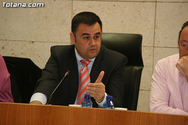 The mayor announced the third fall in the wages of the government team, department heads and senior council with 6 per cent, Foto 1