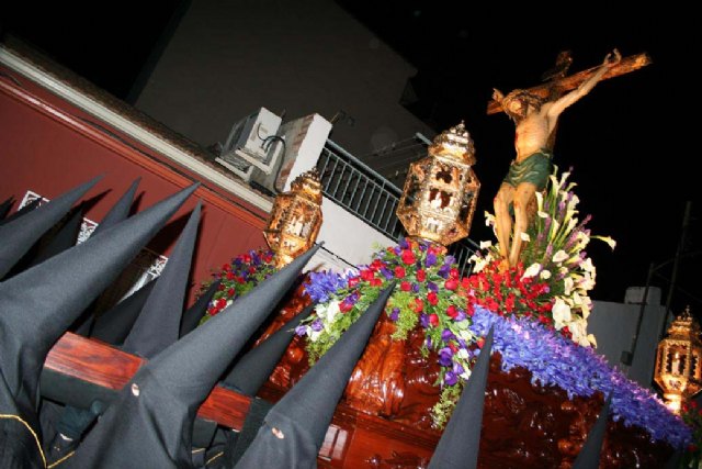 Miércoles Santo, la Procesión del Silencio, el Cristo sale a hombros de sus cofrades y las calles a su paso se oscurecen - 2, Foto 2