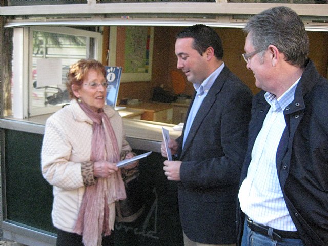 2.000 murcianos ya han recogido el programa de Fiestas de Primavera junto al CD de Los Parrandboleros - 1, Foto 1