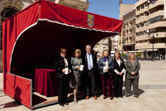 El Ayuntamiento participa en la tradicional cuestación de Semana Santa - 1, Foto 1