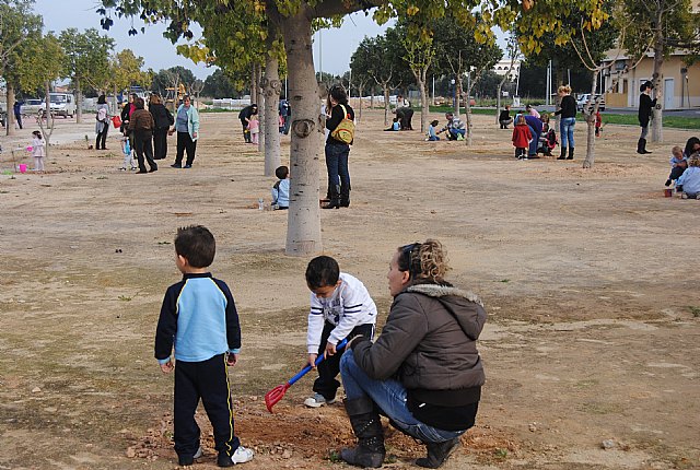 Alumnos de la escuela municipal infantil plantan sesenta árboles en el parque Jabalina de San javier - 1, Foto 1