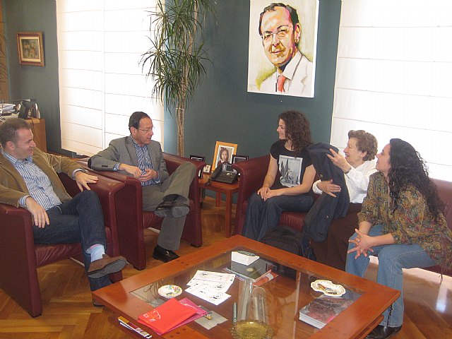 El Alcalde recibe a la montañera murciana que va a conquistar la sexta montaña más alta del mundo - 1, Foto 1