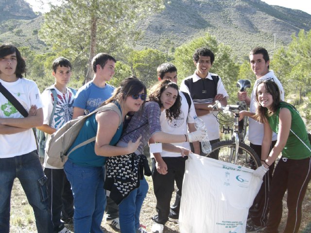 Un total de quince jóvenes participaron en una jornada medioambiental en Santa Ana del Monte - 2, Foto 2