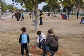 Alumnos de la escuela municipal infantil plantan sesenta árboles en el parque Jabalina de San javier