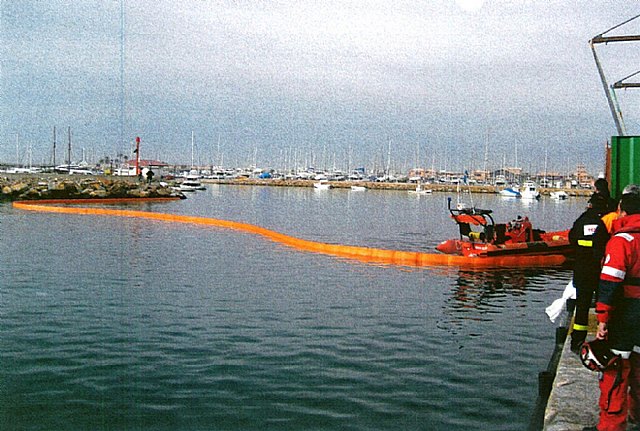 La Comunidad instala sistemas de prevención para evitar la contaminación por derrames de combustibles en los puertos de la Región - 1, Foto 1