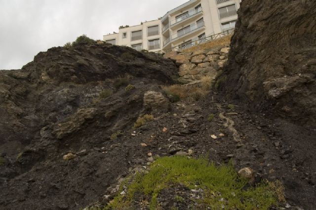 A.V.A denuncia nuevos desplomes de rocas en la playa del Hornillo - 2