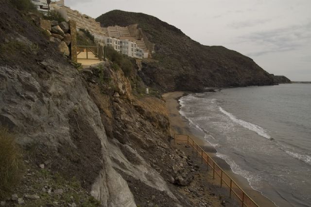 A.V.A denuncia nuevos desplomes de rocas en la playa del Hornillo - 5