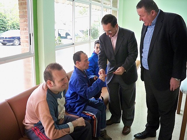 El alcalde y el consejero de política social visitan la fundación Andrés Martínez Cánovas - 1, Foto 1