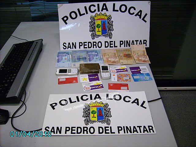 La Policía Local incauta un “fardo de hachís” de aproximadamente 15 cm de longitud y 4 cm de grosor - 1, Foto 1