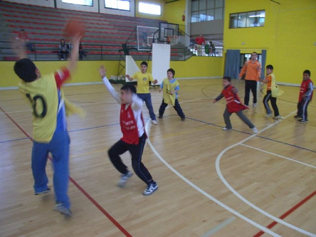 La concejalía de Deportes organiza una jornada de baloncesto benjamín de Deporte Escolar, Foto 1