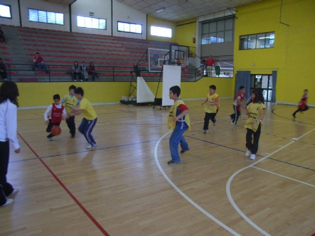 La concejalía de Deportes organiza una jornada de baloncesto benjamín de Deporte Escolar, Foto 2