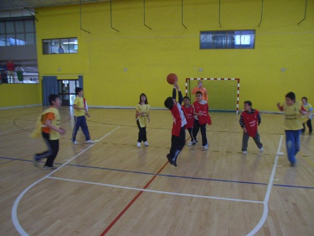 La concejalía de Deportes organiza una jornada de baloncesto benjamín de Deporte Escolar, Foto 3