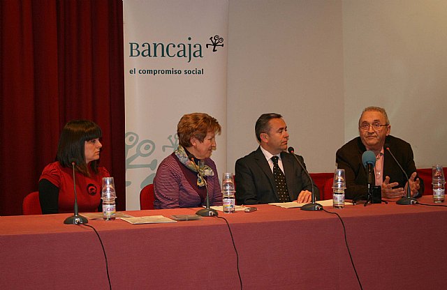 Mujeres inmigrantes en situación de desempleo asisten a un taller de costura y reparación de prendas - 1, Foto 1