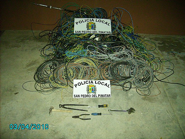 La Policía Local de San Pedro del Pinatar detiene a cuatro individuos mientras sustraían cobre de una discoteca - 1, Foto 1