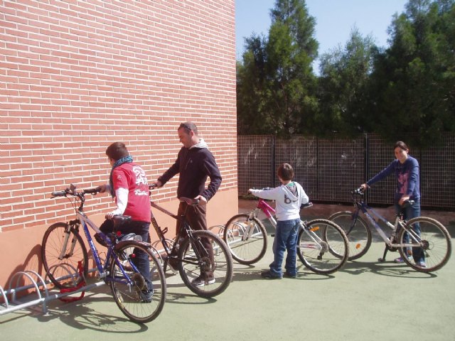 Colocan aparcabicis en colegios de Los Belones y La Manga - 1, Foto 1