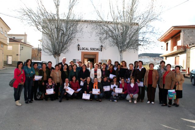 Las mujeres de las pedanías reciben sus diplomas - 1, Foto 1