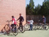 Colocan aparcabicis en colegios de Los Belones y La Manga
