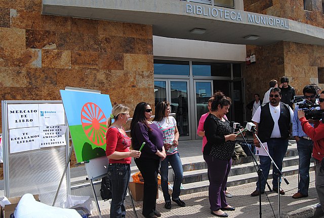 El himno Gelem, Gelem ha recordado hoy en San Javier a los gitanos víctimas del nazismo, para celebrar el Día Internacional del Pueblo Gitano - 2, Foto 2