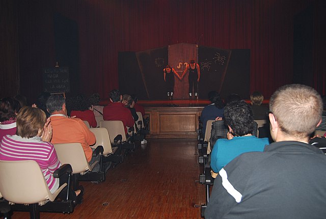 El teatro del Centro Sociocultural La Cárcel acogió la puesta en escena de la obra de teatro cómica En ocasiones veo armarios, Foto 2