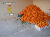 La Guardia Civil sorprende a cuatro persona in fraganti cargados con gran cantidad de fruta
