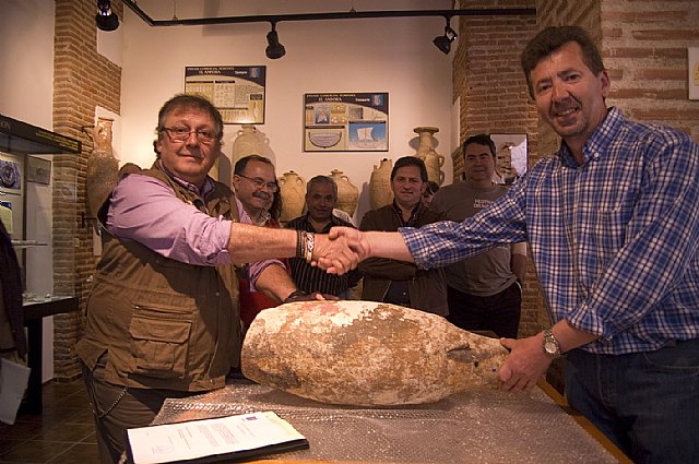 A.V.A. entrega al Museo de Águilas un ánfora de la época imperial romana - 1, Foto 1