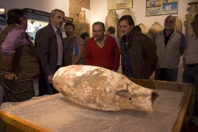 A.V.A. entrega al Museo de guilas un nfora de la poca imperial romana - 2