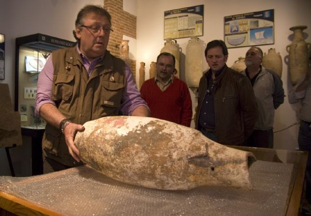 A.V.A. entrega al Museo de guilas un nfora de la poca imperial romana - 3