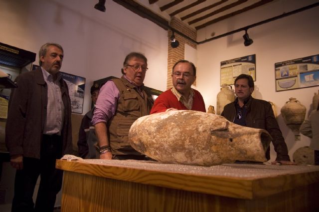 A.V.A. entrega al Museo de guilas un nfora de la poca imperial romana - 4