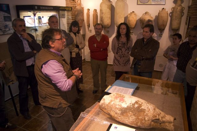 A.V.A. entrega al Museo de guilas un nfora de la poca imperial romana - 6