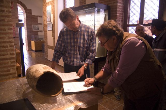 A.V.A. entrega al Museo de guilas un nfora de la poca imperial romana - 9