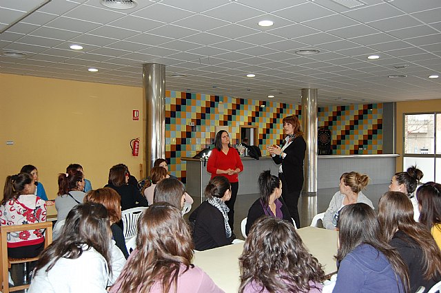 25 jóvenes asisten a un curso de Automaquillaje en Alguazas - 1, Foto 1