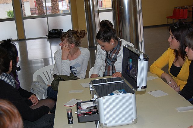 25 jóvenes asisten a un curso de Automaquillaje en Alguazas - 2, Foto 2