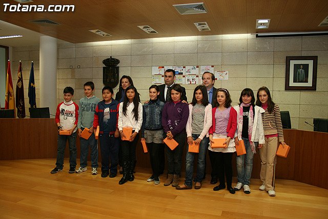 El alcalde  y el director del Instituto de Seguridad y Salud Laboral entregan los premios del certamen de dibujo Crece en Seguridad, Foto 1