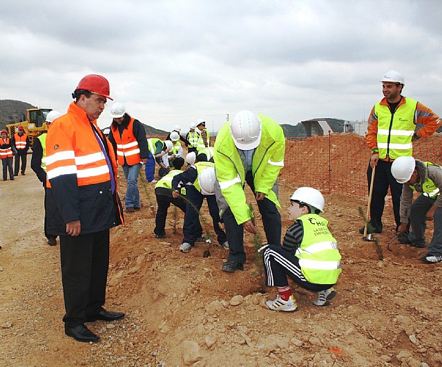 Plantación forestal con motivo del ‘Día de los Árboles y los Áridos’ - 2, Foto 2