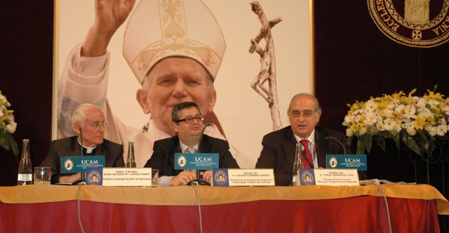 Jorge Fernández: La vida, el pan, la paz y la libertad fueron desafíos constantes de Juan Pablo II - 1, Foto 1