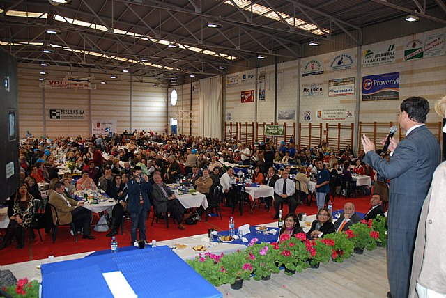 Mil participantes llenan el Polideportivo de Roldán en la XXVI Jornada de Convivencia de Personas Mayores - 1, Foto 1