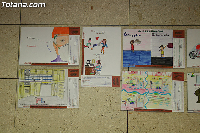 El alcalde  y el director del Instituto de Seguridad y Salud Laboral entregan los premios del certamen de dibujo 