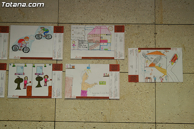 El alcalde  y el director del Instituto de Seguridad y Salud Laboral entregan los premios del certamen de dibujo 