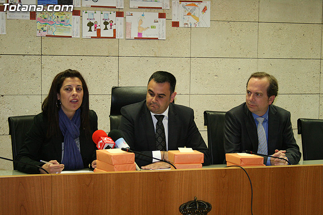El alcalde  y el director del Instituto de Seguridad y Salud Laboral entregan los premios del certamen de dibujo 