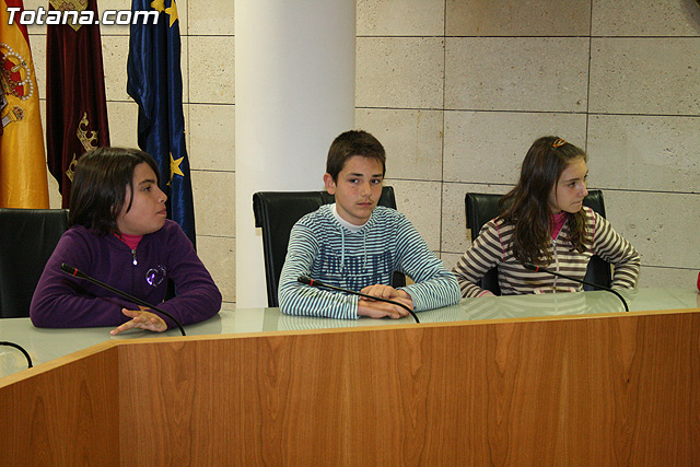 El alcalde  y el director del Instituto de Seguridad y Salud Laboral entregan los premios del certamen de dibujo 