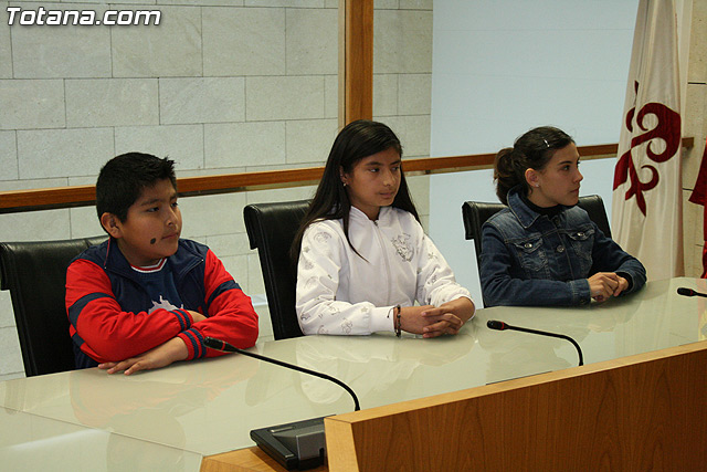 El alcalde  y el director del Instituto de Seguridad y Salud Laboral entregan los premios del certamen de dibujo 
