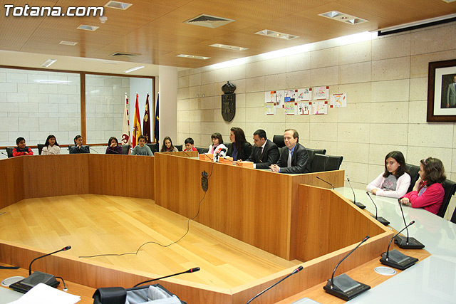 El alcalde  y el director del Instituto de Seguridad y Salud Laboral entregan los premios del certamen de dibujo 