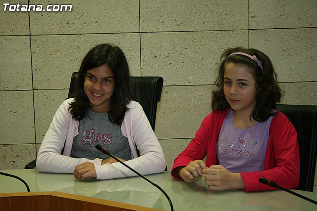 El alcalde  y el director del Instituto de Seguridad y Salud Laboral entregan los premios del certamen de dibujo 