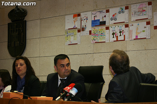 El alcalde  y el director del Instituto de Seguridad y Salud Laboral entregan los premios del certamen de dibujo 