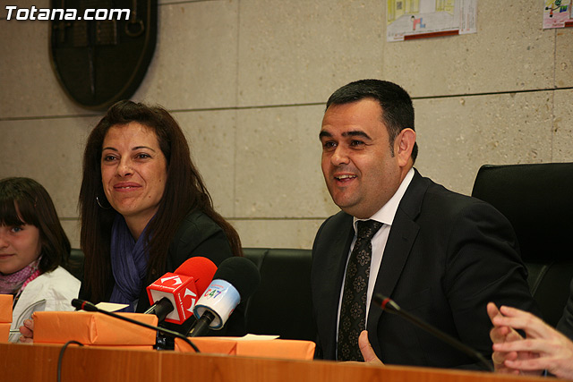 El alcalde  y el director del Instituto de Seguridad y Salud Laboral entregan los premios del certamen de dibujo 