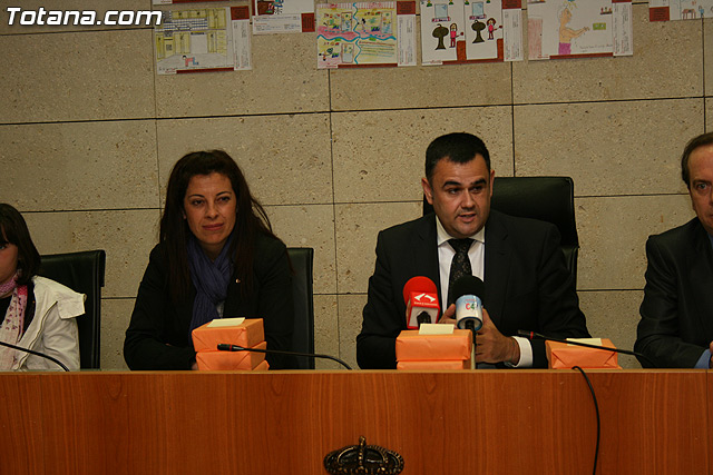 El alcalde  y el director del Instituto de Seguridad y Salud Laboral entregan los premios del certamen de dibujo 