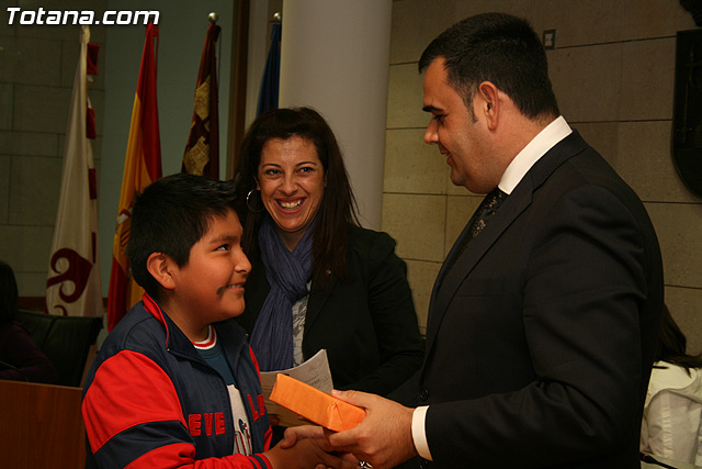 El alcalde  y el director del Instituto de Seguridad y Salud Laboral entregan los premios del certamen de dibujo 