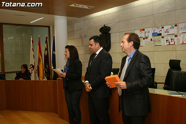 El alcalde  y el director del Instituto de Seguridad y Salud Laboral entregan los premios del certamen de dibujo 