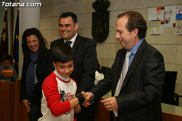 El alcalde  y el director del Instituto de Seguridad y Salud Laboral entregan los premios del certamen de dibujo 